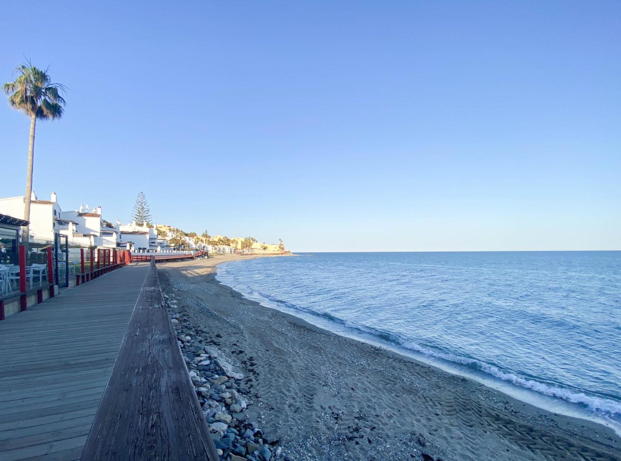 Frontline Beach Ground Floor With Privet Garden, Mi Capricho 16 Mijas Kültér fotó