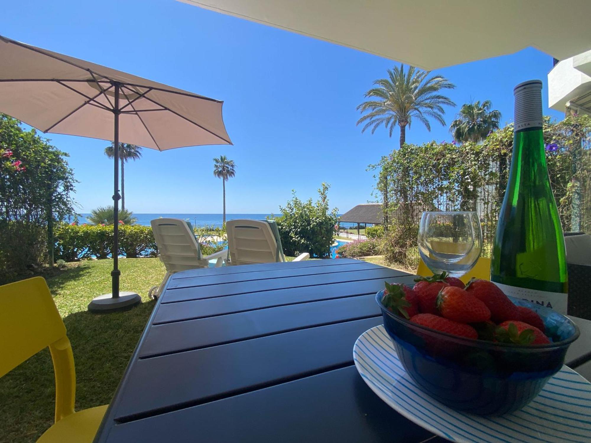 Frontline Beach Ground Floor With Privet Garden, Mi Capricho 16 Mijas Kültér fotó