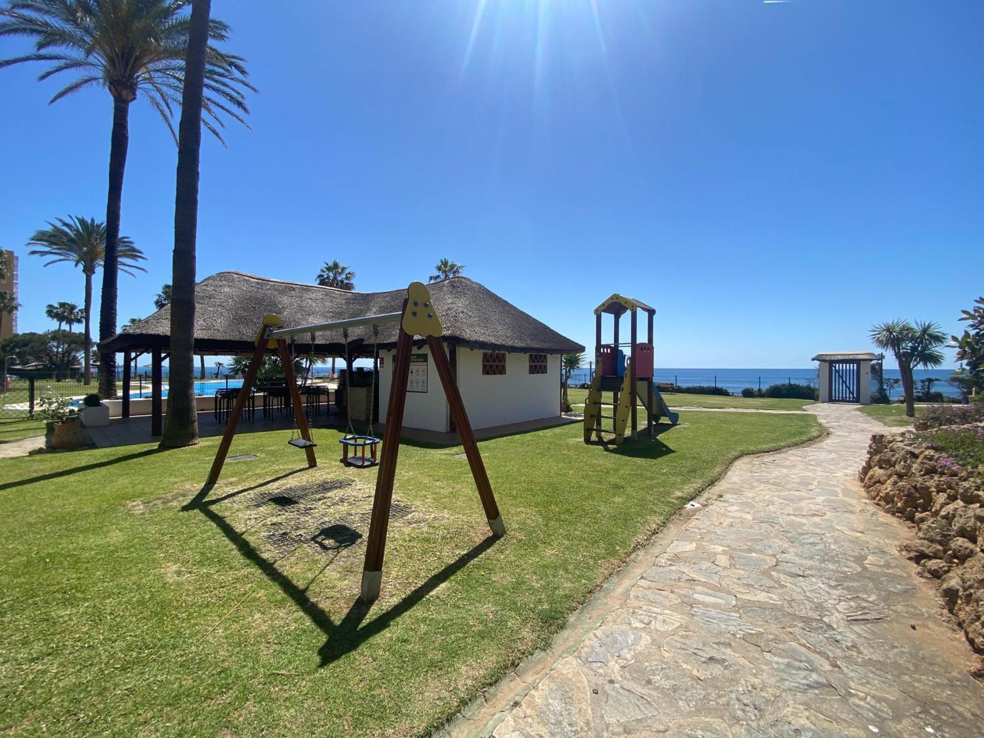 Frontline Beach Ground Floor With Privet Garden, Mi Capricho 16 Mijas Kültér fotó